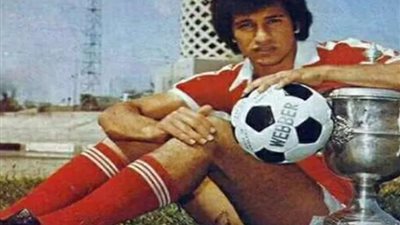 «بيبو بيبو الله يا خطيب» رئيس الأهلي يسترجع أيام الصبا في مباراة العين (فيديو)
