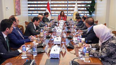 وزيرة التنمية المحلية تتابع الموقف التنفيذي لمنظومة تراخيص المحال العامة