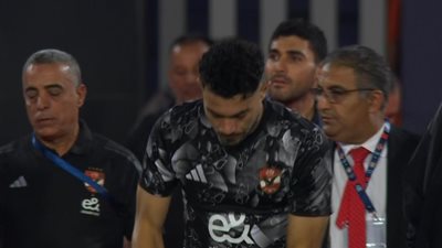 لاعبو الأهلي يجرون عمليات الإحماء قبل مباراة العين الإماراتي