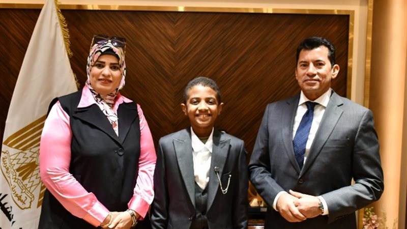 وزير الرياضة يستقبل الطفل أنس
