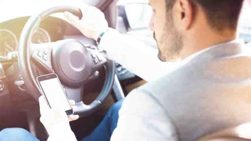 التحدث في الهاتف خلال القيادة