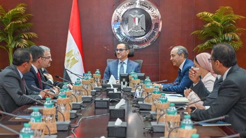 وزير الاستثمار أثناء اللقاء