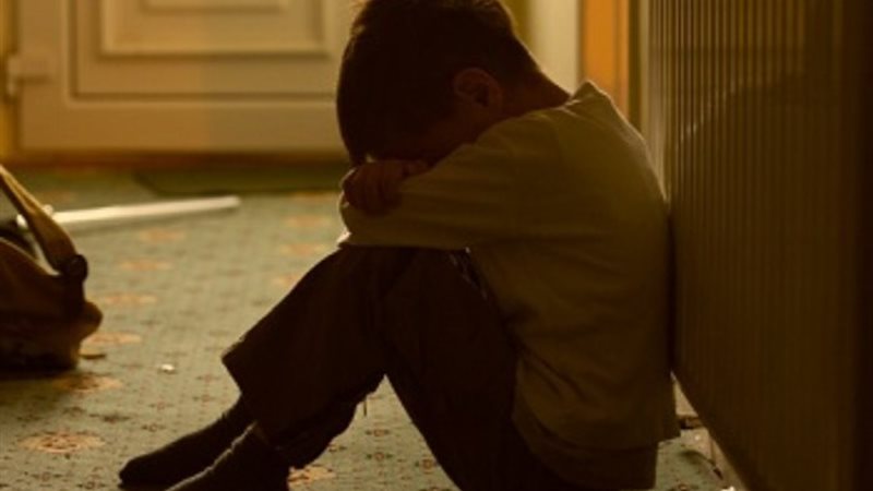 أب ينهي حياته ويترك أبنائه.. أرشيفية