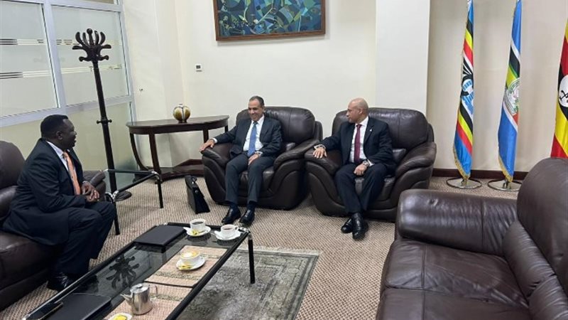 الدكتور بدر عبد العاطي مع نظيره الأوغندي