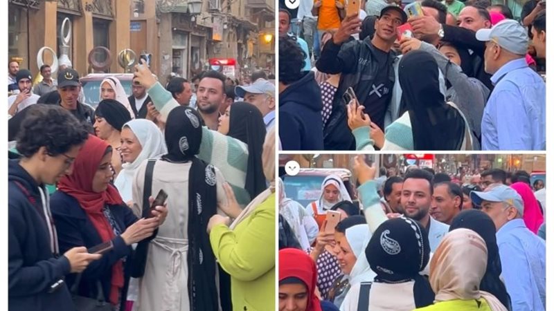 رواد شارع المعز في القاهرة يحتفون بالمخرج المصري الشاب محمد