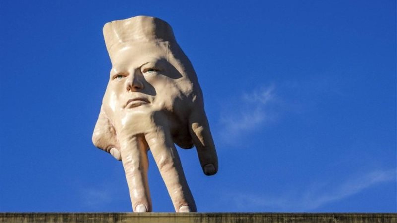 تمثال «اليد العملاقة»
