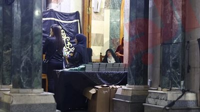 بالحجاب الأبيض، شمس البارودي تستقبل عزاء الراحل حسن يوسف بمسجد عمر مكرم