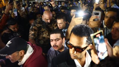 الحزن يسيطر على محمد رمضان في عزاء مصطفى فهمي
