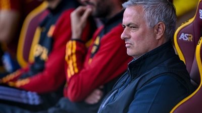 «كان بيشرب قهوة»، مورينيو يفقد أعصابه ويتهم حكم الـ«VAR»