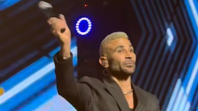 الظهور الأول لـ أحمد سعد في أولى حفلاته بعد إجراء عملية جراحية