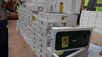 اغتنم الفرصة، الجمارك تعرض 60 ألف موبايل آيفون وساعات روليكس بأرخص الأسعار