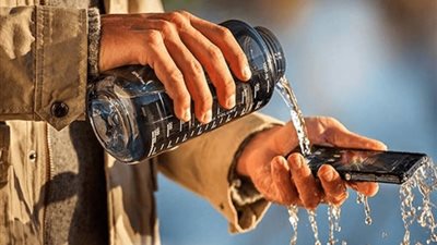 لو موبايلك وقع في الميه، اعرف إزاي تصلحه ويرجع جديد