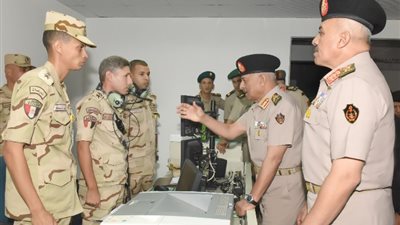 وزير الدفاع يشهد مناقشة البحث الرئيسي لإدارة المدرعات