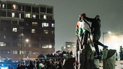شاهد، مشجعو أياكس يلقون جماهير مكابى الإسرائيلي فى نهر أمستل بهولندا