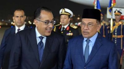 رئيس الوزراء يستقبل نظيره الماليزي بمطار القاهرة