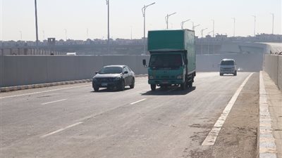 تصادم سيارة ملاكي برصيف الطريق السياحي في أكتوبر