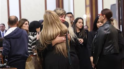 مفيدة شيحة تدخل في نوبة بكاء في عزاء والدتها