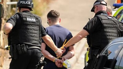 الشرطة البريطانية تعتقل شخصا بحوزته أسلحة بيضاء قرب مقر البرلمان