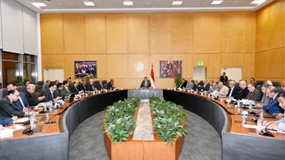 وزير الإسكان يستعرض جهود توطين الصناعات في قطاع المرافق