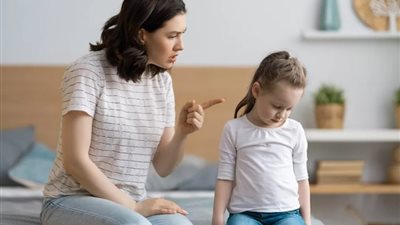 «بين الشبشب ونظرة حزن»، 5 أسلحة طريفة تستخدمها الأم مع أطفالها