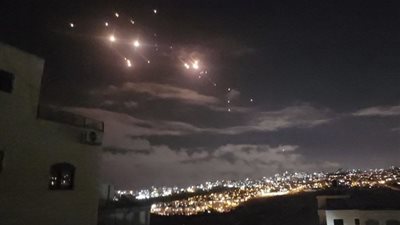 إعلام عبري: سماع دوي انفجارات في مناطق مختلفة بوسط إسرائيل