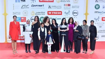 حضور فيلم «دخل الربيع يضحك» يعترضون على وقوفهم أكثر ساعة خارج القاعة