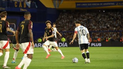 مارتينيز يمنح الأرجنتين الفوز على بيرو بتصفيات كأس العالم