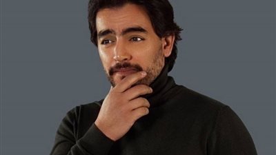 «هات بوسة» شاب يفاجئ هاني سلامة بطلب طريف (فيديو)