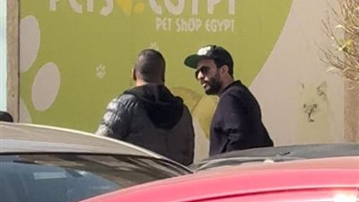 أحمد عصام وهنادي مهنا يصلان جنازة والدة مي عز الدين