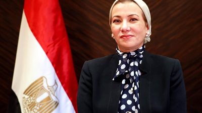 وزيرة البيئة تتوجه للبحر الأحمر لمتابعة حادث شحوط سفينة شحن