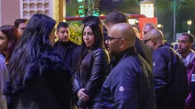 بوسي تنهار من البكاء في عزاء محمد رحيم (صور)