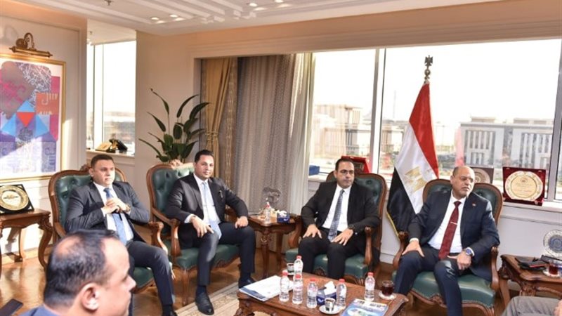 وزير العمل خلال اللقاء