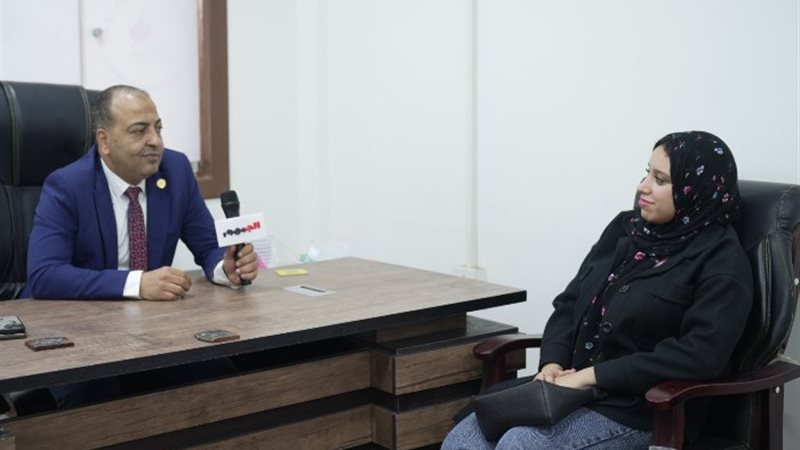 رئيس شعبة المسابك مع محررة موقع الجمهور