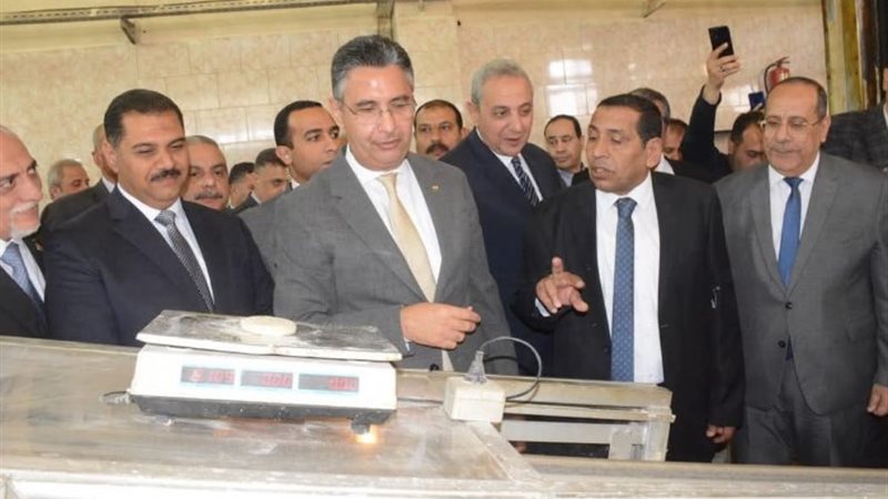 وزير التموين اثناء جولته بالغربية