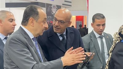 وزير قطاع الأعمال يتفقد جناح الشركات بالمعرض الدولي الثالث للصناعة