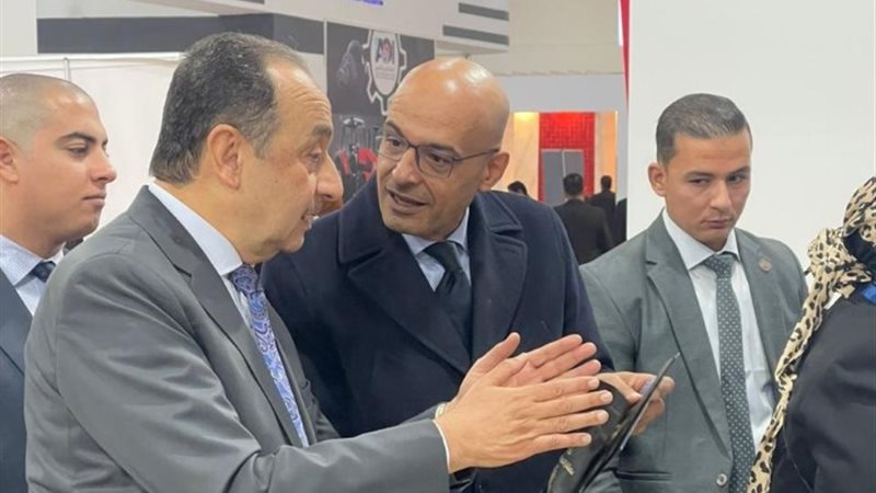 وزير قطاع الأعمال خلال الزيارة