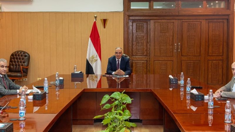 وزير الري خلال الاجتماع