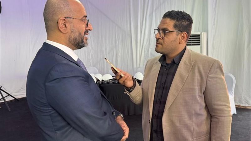 عضو غرفة دبي مع محرر الجمهور