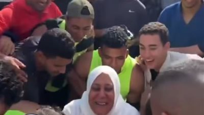 «أمنا كلنا»، طلاب تربية رياضية المنيا يعبرون عن حبهم لأستاذتهم بحملها على الأعناق (فيديو)