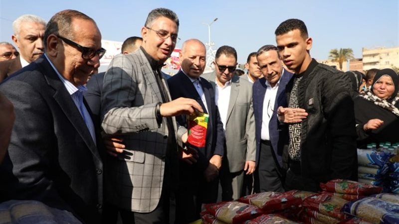 جانب من تفقد السلع بسوق اليوم الواحد بالأميرية