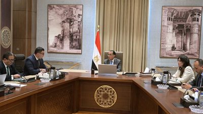 رئيس الوزراء يستعرض إجراءات الطرح العالمي لتخطيط المنطقة المحيطة بالأهرامات