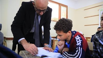 في زيارة مفاجئة، وزير التعليم يتابع كشاكيل الحصة والواجبات بمدارس الإسماعيلية