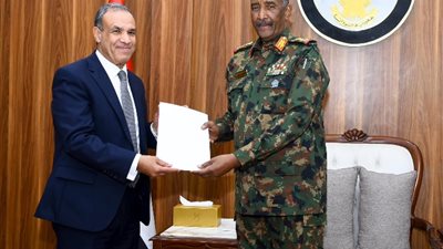 وزير الخارجية ينقل رسالة من الرئيس السيسي إلى رئيس مجلس السيادة السوداني