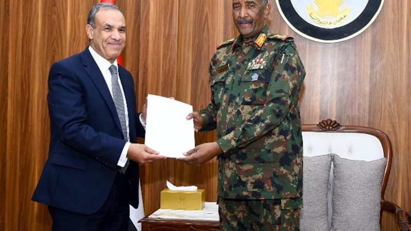 وزير الخارجية والفريق عبد الفتاح البرهان
