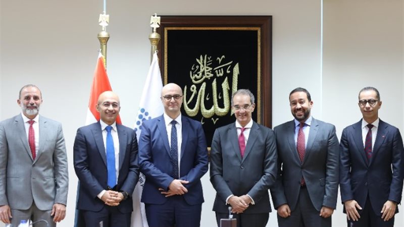 عمرو طلعت وزير الاتصالات وشركات المحمول