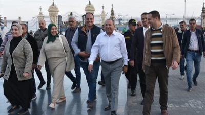 محافظ بورسعيد يستطلع أراء الأهالي حول تطوير ساحة مصر (صور)