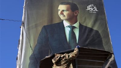 سوريون داخل منزل بشار الأسد بعد سقوط نظامه