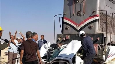 مصرع شخص في تصادم قطار بسيارة ربع نقل في أسوان