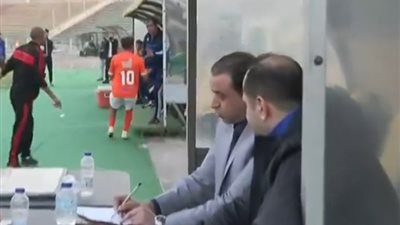 لاعب المنصورة يعتدي على مديره الفني بالضرب أثناء مواجهة المقاولون (فيديو)