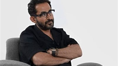 أحمد حلمي يحيي ذكرى وفاة شقيقه أمام الكعبة